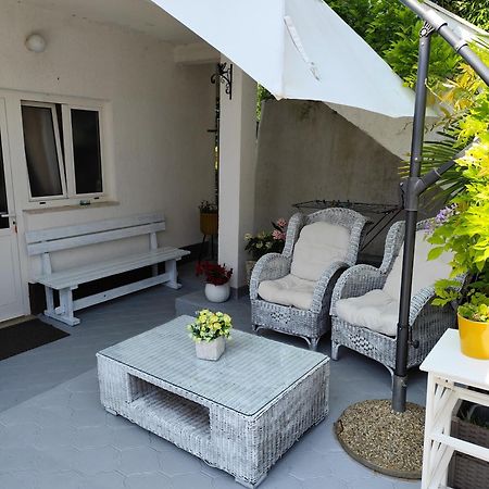 Apartments Poretti For 2,In Center Parking Free In The Yard,6 Min Beach Walk Ровінь Екстер'єр фото