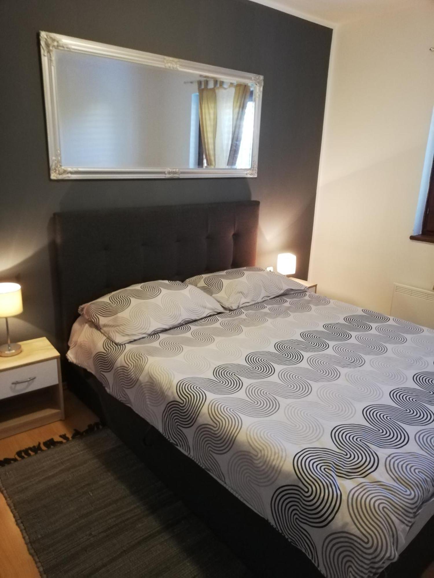 Apartments Poretti For 2,In Center Parking Free In The Yard,6 Min Beach Walk Ровінь Екстер'єр фото