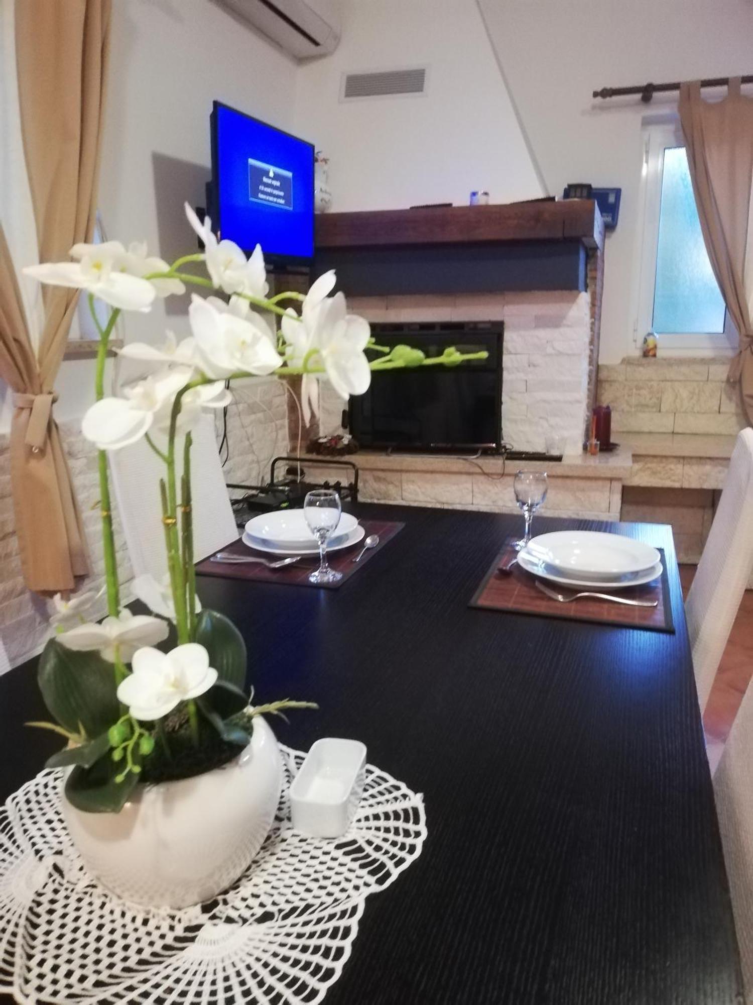 Apartments Poretti For 2,In Center Parking Free In The Yard,6 Min Beach Walk Ровінь Екстер'єр фото